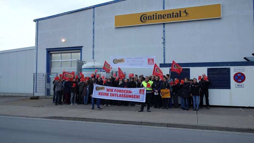 Protestaktion vor dem Conti-Werk (Foto: IG Metall)