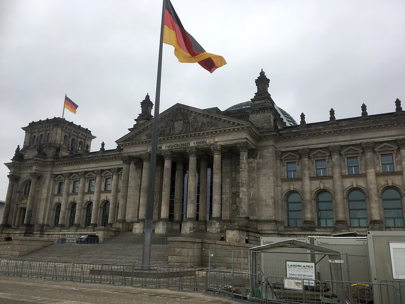 Dunkle Wolken nicht nur über dem Reichstagsgebäude in berlin (Foto: Nnz-Archiv)