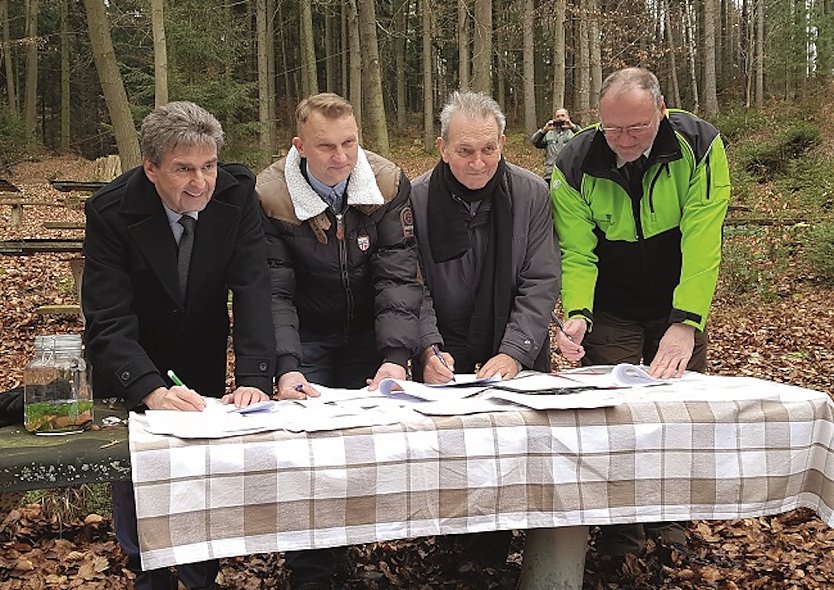 Vertreter von K&S sowie aus Artenschutz-, Angel- und Forstinstitutionen unterzeichneten 2020 eine Kooperationsvereinbarung zur ökologischen Stabilisierung des Hautsees (Foto: ThüringenForst)