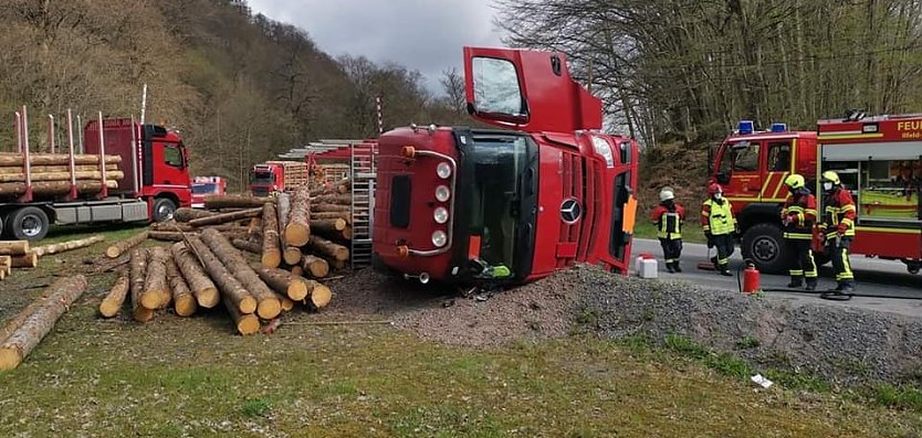 Holzlaster umgekippt (Foto: Feuerwehr Harztor)