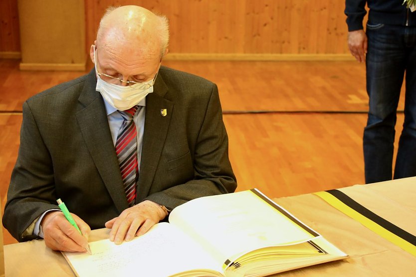 Nach 22 Jahren politischer Aktivität durfte sich Manfred König heute in das Ehrenbuch der Stadt Nordhausen eintragen (Foto: agl)
