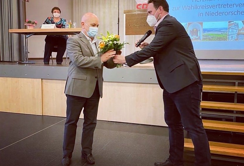 Der Vorsitzende des gastgebenden Kreisverbandes Eichsfeld der CDU, Dr. Thadäus König, gratulierte als erster nach Bekanntgabe des Ergebnisses  (Foto: CDU)