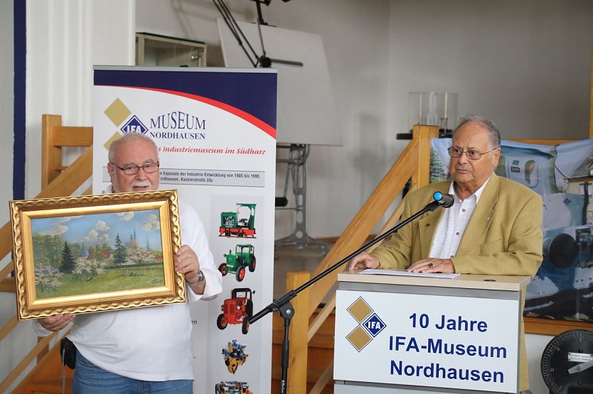Geschenk Nummer zwei erhielt das Museum aus der Hand von Hans-Dieter Werther  (Foto: agl)