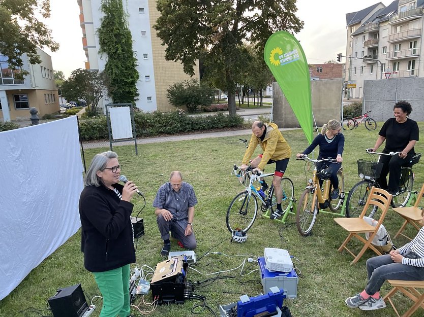 Fahrradkino auf dem August-Bebel-Platz mit Bundestagskandidatin Heike Möller (links) (Foto: Kreisverband Bündnis '90/Die Grünen Nordhausen)