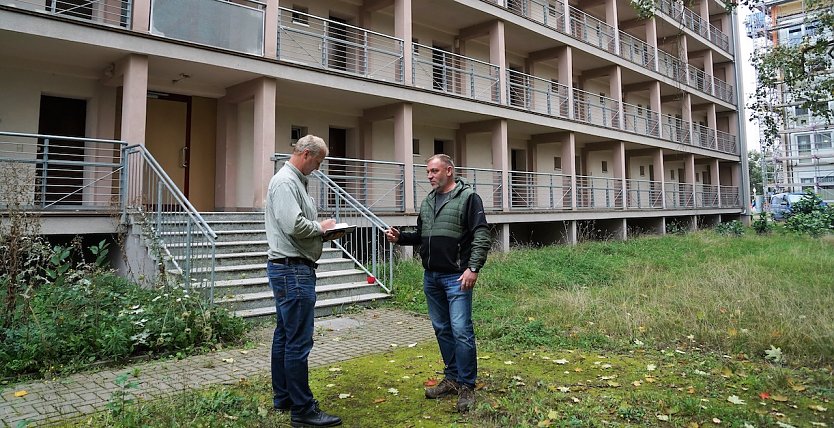 Karsten Grüneberg von der SWG bespricht mit Ulf Thelemann, Geschäftsführer der Gebrüder Aurin GmbH aus Hamma die letzten Details vor dem Rückbau des 52 Jahre alten DDR-Blocks. (Foto: Susanne Schedwill)
