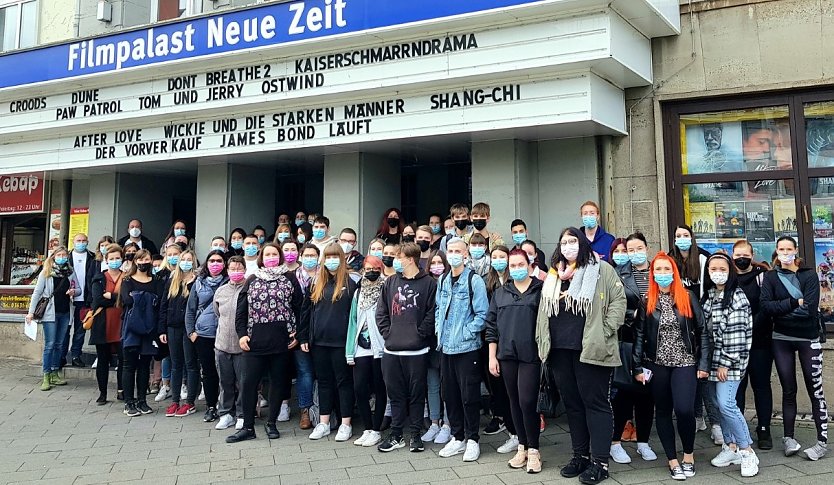 Schüler des IWK vorm Nordhäuser Kino (Foto: IWK)