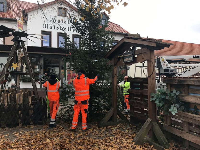 Bauhofmitarbeiter stellen Weihnachtsbaum auf (Foto: Tourist-Information)