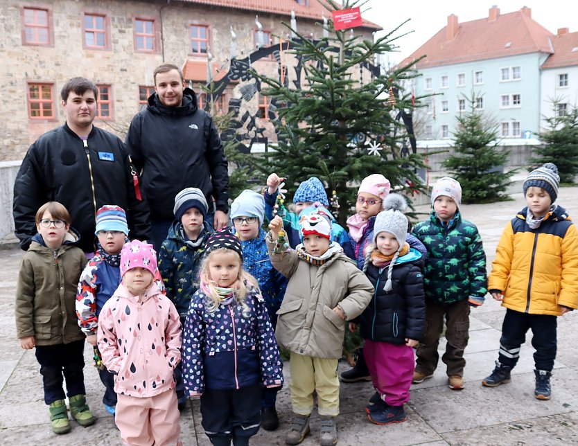 Die Kinder aus der KiTa Traumzauber halfen schmücken (Foto: © Stadt Nordhausen)