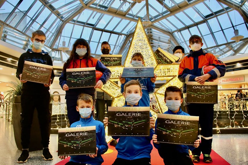 Für das Kinder- und Jugendheim "Frohe Zukunft", die jungen Wacker-Kicker und den Feuerwehrnachwuchs gab es gestern eine kleine Weihnachtsfreude (Foto: agl)