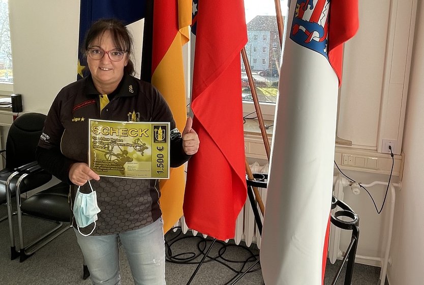 Silke Müller mit einem Scheck über 1 500 Euro für ihren Verein (Foto: Landratsamt)