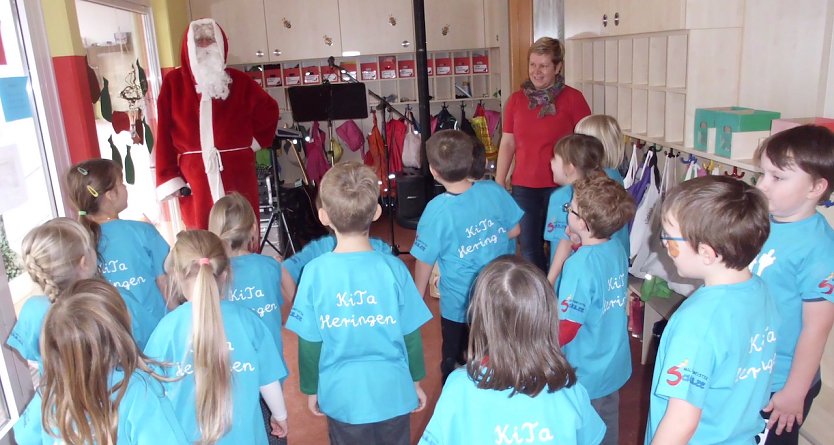 Die Igelgruppe fest sich &uuml;ber den Weihnachtsmann (Foto: Kita Heringen)