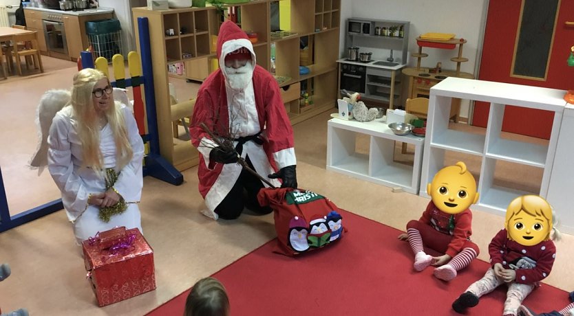 Kurz vor dem Fest machten Weihnachtsmann und Engel schon einmal Halt in der Kita Brummkreisel (Foto: F&ouml;rderverein Kita Brummkreisel)
