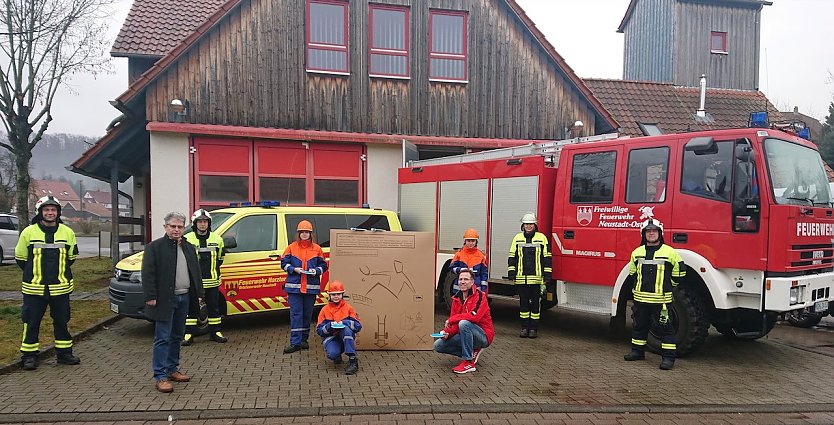 &Uuml;bergabe der Tischtennisplatte gestern in Neustadt (Foto: C.Burkert)