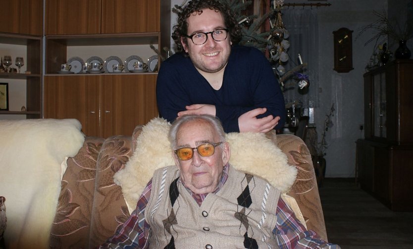 Als kleiner Schuljunge beantworte Maximilian Str&ouml;bele  die Frage der Lehrerin, worauf er einmal stolz sein w&uuml;rde, umgehend: Wenn mein Opa Rupert 100 Jahre alt wird. Der versprach dem Enkel, sich M&uuml;he zu geben. Opa schaffte es. Heute begeht er mit Familie sein 100. Wiegenfest. Enkel Maximilian, jetzt 31 Jahre alt und gelernter Logistiker, freut sich mit seinem Opa, der sein Versprechen hielt. (Foto: Kurt Frank)