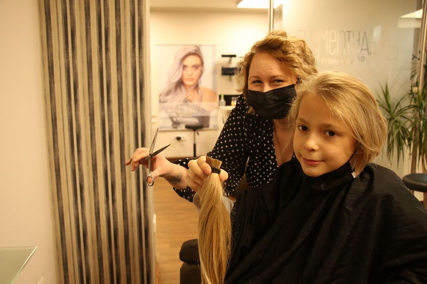 Schnipp und schnapp da war der Zopf ab: Benno und Friseuse Sophie Heller (Foto: agl)