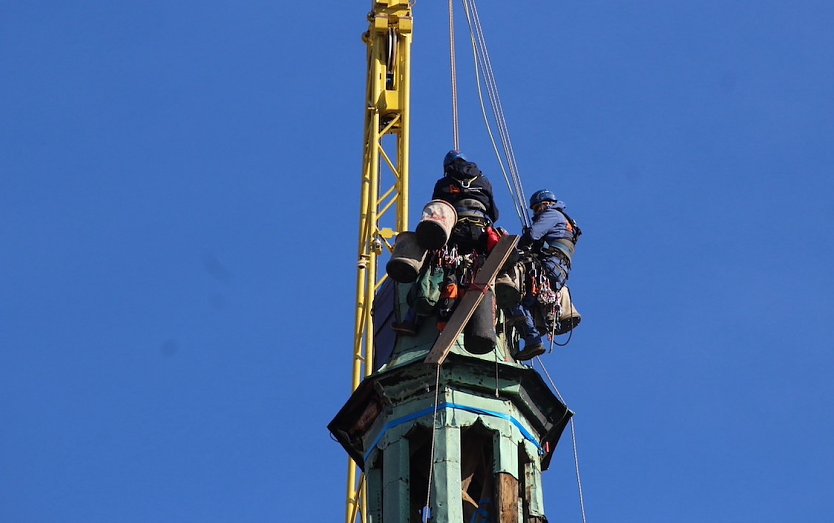 Provisorische Sicherungsarbeiten am Kirchturm im Herbst (Foto: oas)