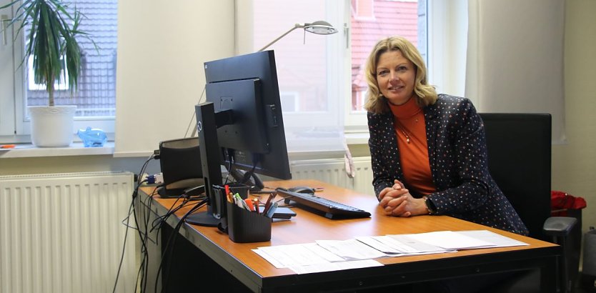 Bürgermeisterin Alexandra Rieger an ihrem zweiten Arbeitstag im noch recht spartanisch eingerichtetem neuen Büro (Foto: agl)