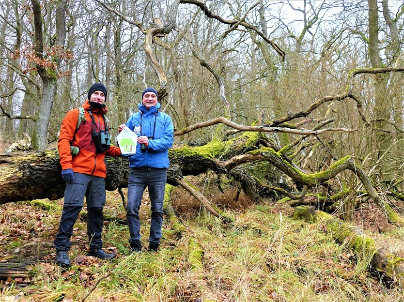 Waldbesitzer Maik Engelhardt und der Koordinator des NABU-Luchsprojektes, Silvester Tamás im Wald bei Nordhausen (Foto: NABU Thüringen)