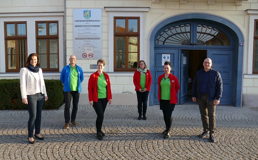 v. li. nach r.: Landr&auml;tin Antje Hochwind-Schneider; AGATHE Mitarbeiterinnen und Mitarbeiter Herr Steffen Klinger; Frau Yvonne Koch; Frau Simone Schmidt; Frau Doreen Gerlach; Herr Thomas Kohlschreiber. (Foto: LRA Kyffh&auml;userkreis)
