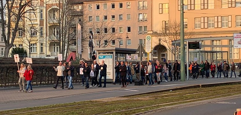 Demonstranten auf der T&ouml;pferstra&szlig;e (Foto: privat)