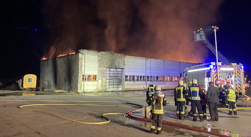 Zwei Scheunen. brannten in einer Nacht (Foto:  Silvio Dietzel, Feuerwehr Heldrungen, Feuerwehr Bad Frankenhausen)
