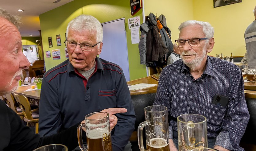 Der Seniorenwart Reiner Berndt inmitten seiner Sportlerfreunde (Foto: R.Berndt) Der Seniorenwart Reiner Berndt inmitten seiner Sportlerfreunde (Foto: R.Berndt)