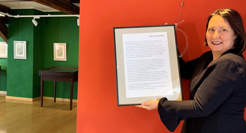 Museumsleiterin Susanne Hinsching beim Aufbau der Ausstellung (Foto: Stadtverwaltung Nordhausen)