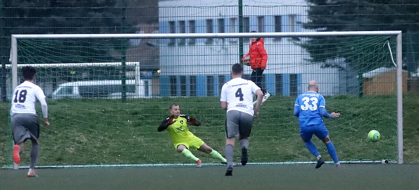Da war die Welt noch in Ordnung: Felix Schwerdt jagt den Elfmeter zum 1:0 ins Netz (Foto: M.Liedke)