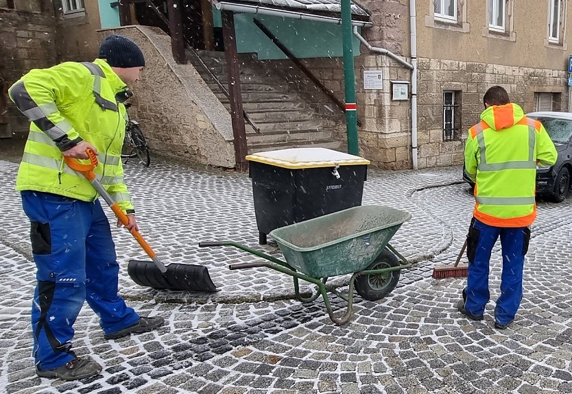 Die Mitarbeiter vom Winterdienst haben sich schon warm eingepackt (Foto: Stadtverwaltung Ebeleben) Die Mitarbeiter vom Winterdienst haben sich schon warm eingepackt (Foto: Stadtverwaltung Ebeleben)