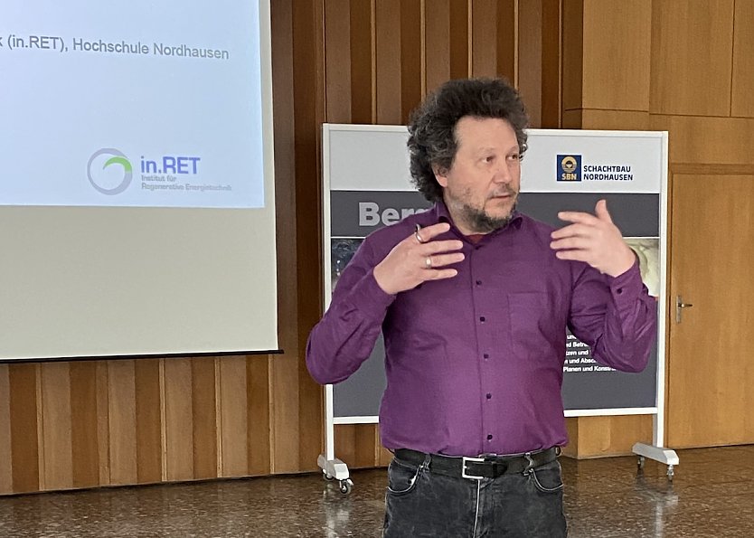Prof. Dr.-Ing. Viktor Wesselak von der Hochschule Nordhausen bei seinem Vortrag Th&uuml;ringen klimaneutral  (Foto: IHK)