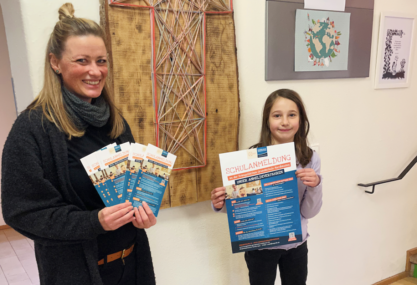  Evangelische Grundschule Nordhausen, Carolin Apel und die Sch&uuml;lerin Paula L. Hilger aus der 2. Klasse pr&auml;sentieren die Flyer und Plakate zur Schulanmeldung  (Foto: Ulrike Bauersfeld)