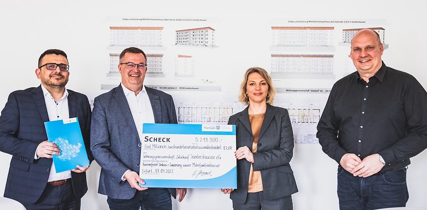 Ministerin Susanna Karawanskij übergibt Fördermittelbescheide (Foto: TMIL/D. Santana) Ministerin Susanna Karawanskij übergibt Fördermittelbescheide (Foto: TMIL/D. Santana)