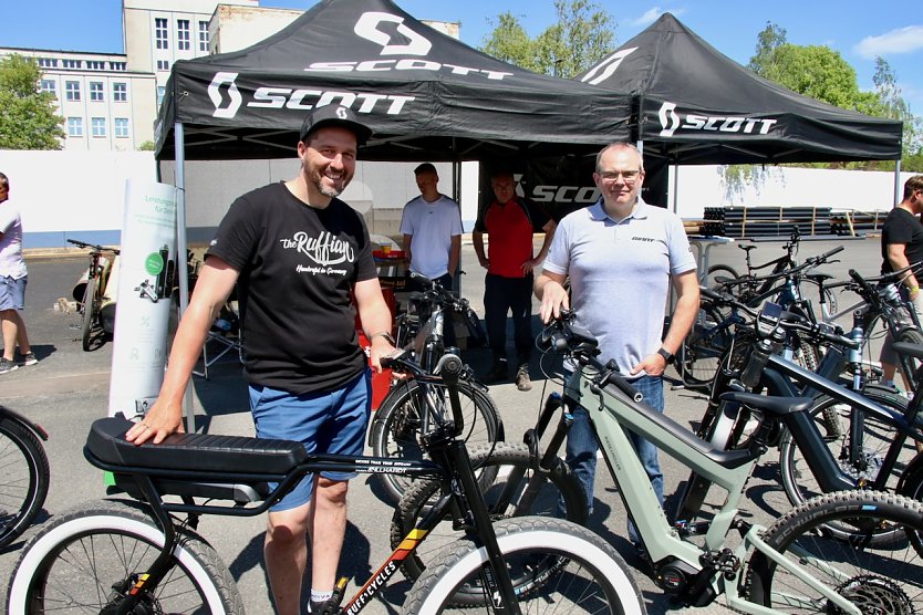 Sebastian Albert und Jörg Illhardt waren mit 15 Elektrofahrrädern beim "Testival" dabei. Außerdem war der Cube-Store, Fahrrad & Sport Schmidt und Herfag vor Ort  (Foto: agl)