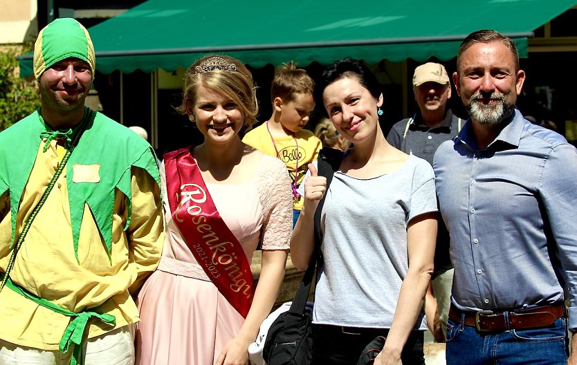 Zufriedene Gesichter bei Bürgermeister Reinz (re.), Rosenkönigin und den Gästeführern (Foto: Eva Maria Wiegand)