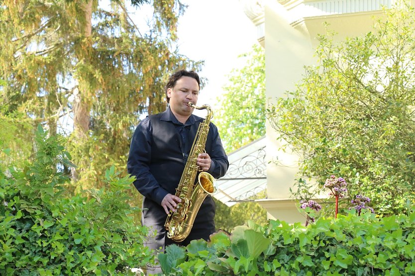 Stefan Zeitler spielte im Garten des Kunsthauses zur Eröffnung des Turms (Foto: agl)