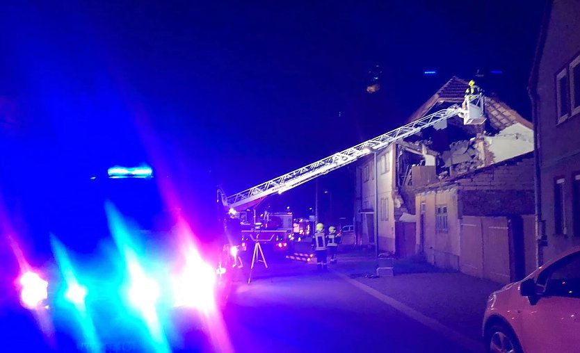 Seehausen gestern Nacht: eine Hauswand stürzte ein (Foto: Feuerwehr Seehausen/Feuerwehr Bad Frankenhausen/Silvio Dietzel)