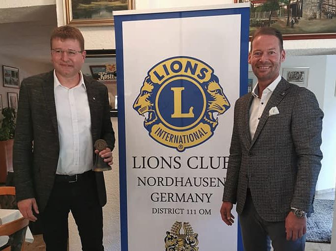 Phillip Heiser (links) hat das Amts des Präsidenten des Nordhäuser Lions Club am Montag von Tino Pförtner übernommen (Foto: Lions Club Nordhausen)