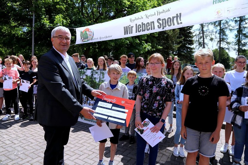 Ordnungsamtsleiter Günther Fiedler nahm den Spendenscheck der Leinefelder Schüler stellvertretend für Stadtbürgermeister Marko Grosa entgegen. (Foto: René Weißbach)