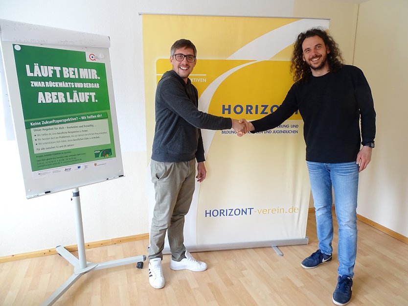 Koordinator Christian Klostermann vom Landratsamt Nordhausen (rechts) bedankt sich beim HORIZONT-Projektleiter Dustin Manz (links) für die gute Zusammenarbeit und verabschiedet das Projekt JUSTiQ  (Foto: HORIZONT e.V.)