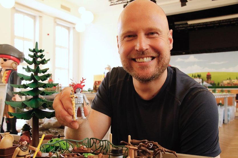Diorama-K&uuml;nstler Oliver Schaffer mit seinem selbstgebastelten "Schneckenhengst" (Foto: agl)