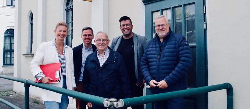 Gemeinsam geht's dann doch: B&uuml;rgermeisterin Alexandra Rieger, Marcel Hardrath aus dem Landratsamt, Seniorenbeirat Herbert Miller und die Stadtr&auml;te Patrick B&ouml;rsch (SPD) und Steffen Iffland (CDU) (Foto: agl)