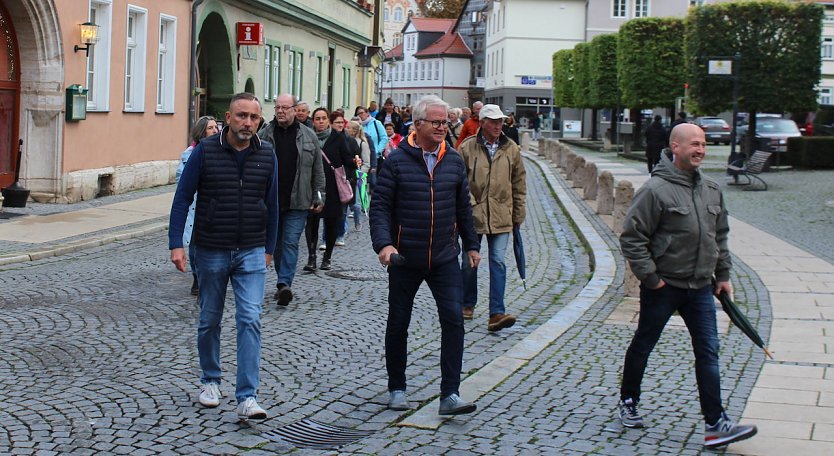 B&uuml;rgermeister Matthias Reinz (l.) an der Spitze des Protestzugs durch die Altstadt Bad Langensalzas (Foto: oas)