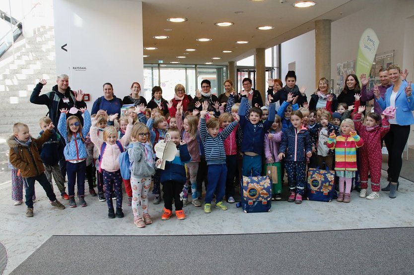 Ab in den Wald - f&uuml;r vier Kinderg&auml;rten gab es heute von der "Town & Country" Stiftung materielle Unterst&uuml;tzung (Foto: agl)