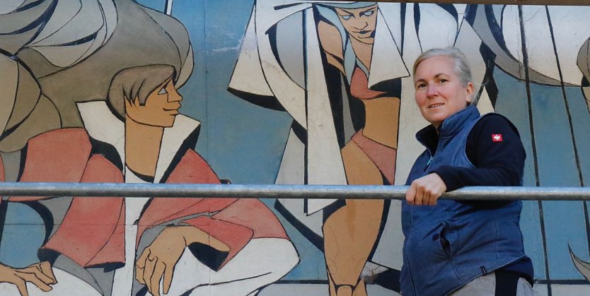 Restauratorin Suzy Hesse arbeitet am großen Wandbild in der Sangerhäuser Straße (Foto: agl) Restauratorin Suzy Hesse arbeitet am großen Wandbild in der Sangerhäuser Straße (Foto: agl)