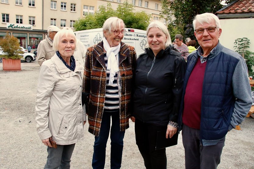 Die "Geburtshelfer": Frau Losche, Frau Drechsler, Pfarrerin Elisabeth Alpers von Biela und Herr Drechsler (Foto: agl)