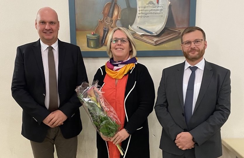 B&uuml;rgermeister Steffen Grimm (li.) und Stadtratsvorsitzender Daniel P&ouml;&szlig;el (re.) hie&szlig;en Dagmar Sonneck als neues Mitglied im Stadtrat Willkommen   (Foto: Janine Skara)