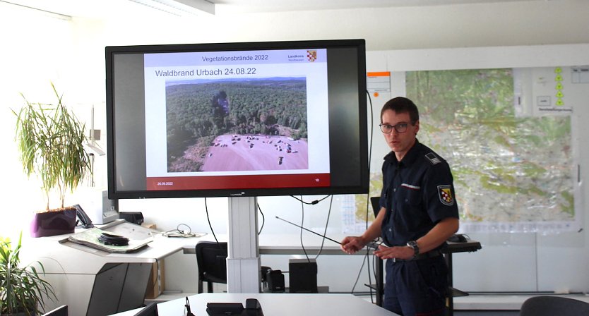 Kreisbrandmeister Daniel Kunze erläutert den neuen Löschwasserzug (Foto: oas) Kreisbrandmeister Daniel Kunze erläutert den neuen Löschwasserzug (Foto: oas)