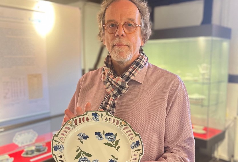 Museumsleiter J&uuml;rgen Rennebach pr&auml;sentiert Ausstellungsst&uuml;cke (Foto: Stadtverwaltung Nordhausen)