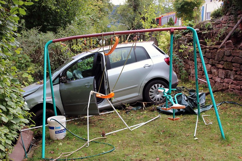 Durch die Hecke und den Zaun - in Heiligenstadt musste gestern die Feuerwehr wegen eines Unfalls ausr&uuml;cken (Foto: Feuerwehr Heiligenstadt)