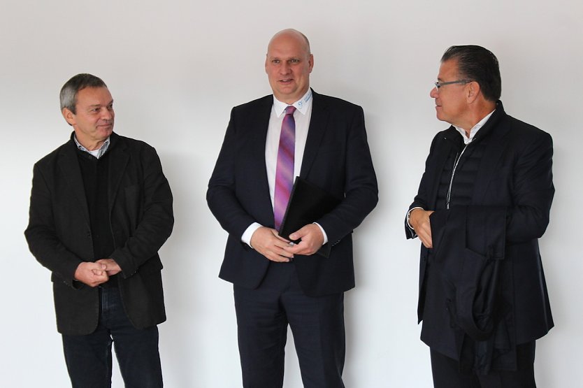 (Mitte) B&uuml;rgermeister Steffen Grimm; (li.) Nils-Albrecht Metzler vom Th&uuml;ringisches Landesamt f&uuml;r Denkmalpflege und Arch&auml;ologie in Erfurt und (re.) Investor Stefan Hofmann. (Foto: Eva Maria Wiegand)